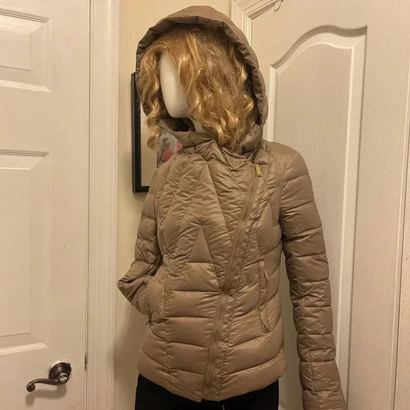 BCBG Gold Cropped Puffer Jacket, ten color zipper on packets and sleeves - Picture 15 of 16